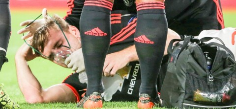 LUKE SHAW med oksygenmaske etter skrekktaklingen mot Feyenoord. LUKE SHAW med oksygenmaske etter skrekktaklingen mot Feyenoord.