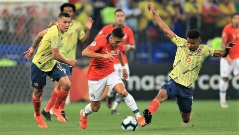SKADET: Alexis Sánchez skadet seg i Copa America. Her i aksjon mot Colombia.