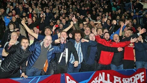 UNITED-FANSEN: Slik så det ut inne på stadion. Dessverre ble det en grusom natt videre for en liten gjeng med fans som bare ville feire seieren.
