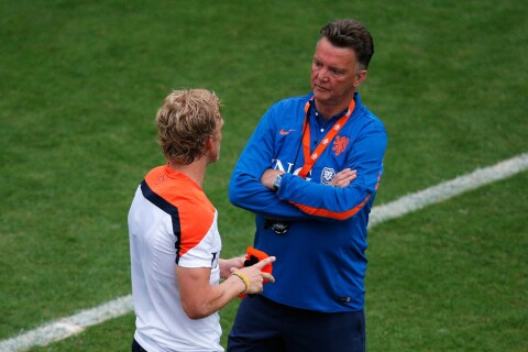 VM-BRONSE: Louis van Gaal ledet Nederland til bronse i VM i 2014 før han overtok United. Her er den tidligere United-manageren i samtale med Dirk Kuyt.