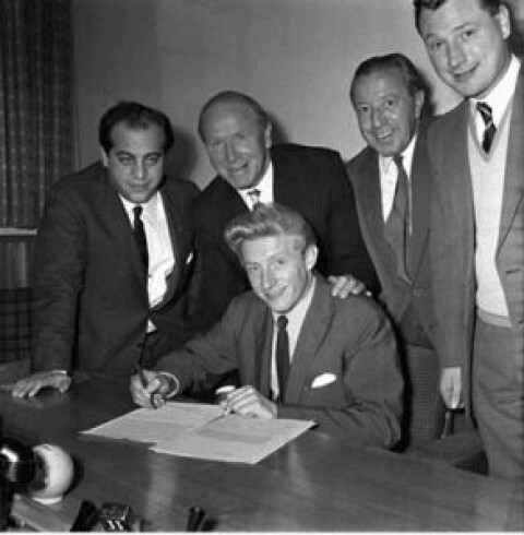 DENIS LAW signerer for nytt britisk rekordbeløp. Signering1 1962