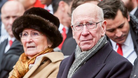 MINNESMARKERING: Sir Bobby Charlton med kona Lady Norma Charlton på 60 årsmarkeringen for München-ulykken på Old Trafford i 2018.