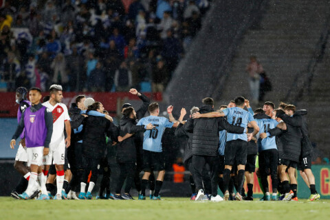 MORO I MONTEVIDEO: Uruguays spillere jubler over seieren mot Peru som sikret VM-billetten natt til fredag. Uruguay v Peru - FIFA World Cup Qatar 2022 Qualifier