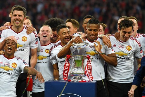 ENDELIG: United jubler for seier i FA-cupfinalen mot Crystal Palace i 2016. Kort tid etter ble Louis van Gaal erstattet av José Mourinho.