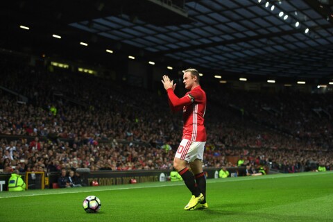 TAKKER FANSEN: Wayne Rooney fikk sin testimonialkamp for United, men fikk aldri tatt skikkelig farvel med Old Trafford-publikummet.