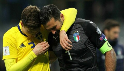 MØTES IGJEN: Victor Lindelöf tok seg tid til å trøste Italias legendariske keeper Gianluigi Buffon som var knust etter at Italia ikke tok seg til sommerens VM i Russland.