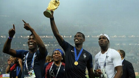 VERDENSMESTER: Paul Pogba og Frankrike vant sommerens VM i Russland. Her feirer United-stjernen med familien etter seieren mot Kroatia i finalen.