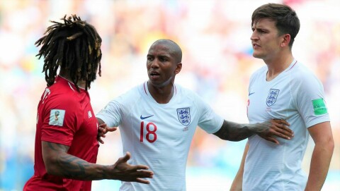 FREDSMEGLER: Ashley Young hadde et solid VM. mener René Meulensteen. Her påtar United-spilleren seg rollen som fredsmegler i oppgjøret mellom England og Panama i VM.