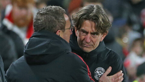 SOLID SESONG: Thomas Frank veksler noen ord med Ralf Rangnick sist lagene møttes i London. Den gangen vant United 3-1, men Brentford er i bra slag og har tatt 10 av 12 mulige poeng på de siste fire kampene. Brentford v Manchester United - Premier League