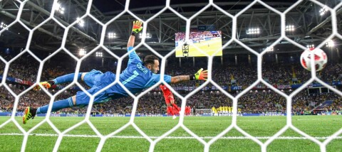 – Sånn skal det gjøres. Marcus Rashford (i rødt) levner ikke Colombia-keeper David Ospina en sjanse under tirsdagens straffekonkurranse.
