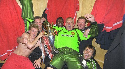 FEIRER SERIEGULL: Peter Schmeichel med flere feirer Uniteds ligagull i 1999. Det ble senere en trippel, noe det ikke kunne blitt om ikke Schmeichel «reddet» Phil Neville på Villa Park.