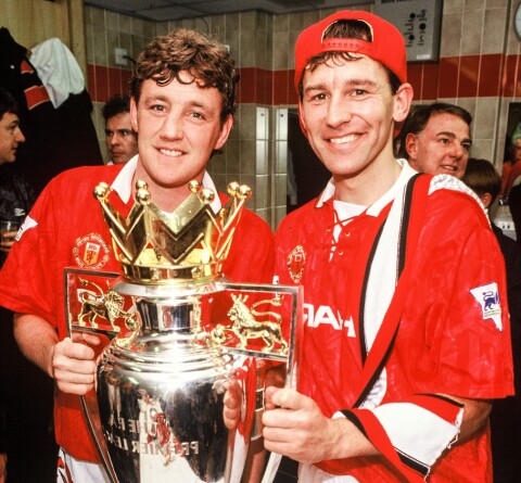 3. mai 1993: Kapteinene, Steve Bruce (t.v.) og Bryan Robson, med historiens første Premier League-trofé etter Uniteds første ligatittel siden 1967.