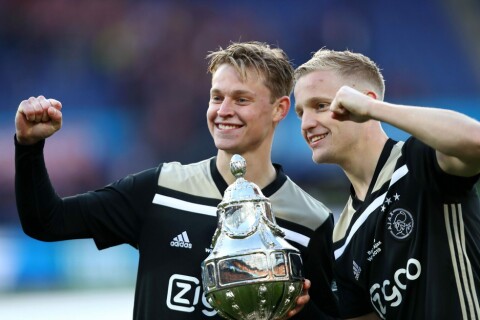 UTFYLTE HVERANDRE: Frenkie de Jong (nå Barcelona) og Donny van de Beek med cup-pokalen 2019, da Ajax også vant seriegull. Ekstrener Andries Ulderink sier at de to utfylte hverandre perfekt på Ajax’ midtbane.