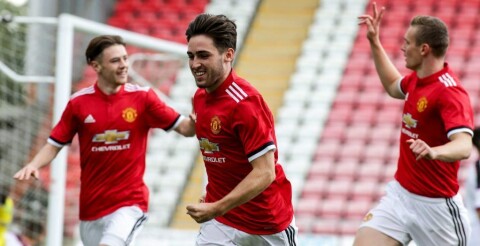 AIDAN BARLOW (i midten) feirer sitt og Uniteds første mål på Leigh Sports Village. Også Indy Boonen (t.v.) og Ethan Hamilton vil være med på jubelen.