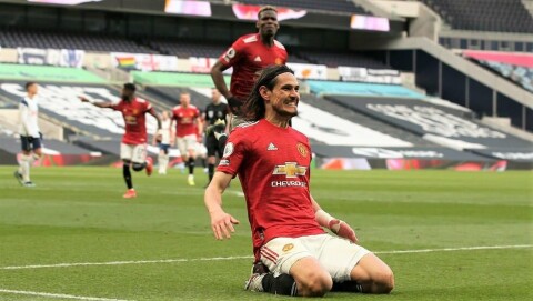 SCORET MOT SPURS: Det var den første av fem mål på fem kamper for Cavani. Tottenham Hotspur v Manchester United - Premier League