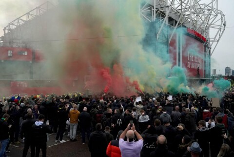 DEMONSTRASJONER: United-fansen protesterte og demonstrerte både mot Superligaplanene og den amerikanske Glazer-familien som kontrollerer det store flertallet av aksjene i United. Manchester United Fans Protest Against Glazer Family Ownership