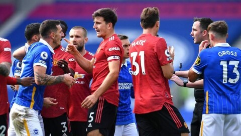 VILLE SCENER: Da dommer Chris Kavanaugh blåste av kampen, oppsto ville protester fra United-spillerne, etter at Neal Maupay blokkerte Maguires heading med armen. VILLE SCENER: Da dommer Chris Kavanaugh blåste av kampen, oppsto ville protester fra United-spillerne, etter at Neal Maupay blokkerte Maguires heading med armen.