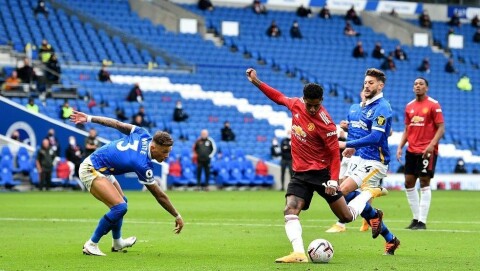 HELT PÅ OG AV BANEN: The Suns Neil Custis hyller Marcus Rashford etter hans praktmål mot Brighton. HELT PÅ OG AV BANEN: The Suns Neil Custis hyller Marcus Rashford etter hans praktmål mot Brighton.