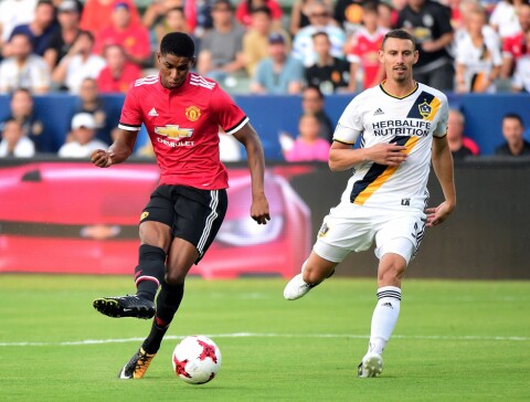 ÅPNET BALLET: Marcus Rashford sørger for 1-0 til United mot LA Galaxy før to minutter var spilt. Unggutten var strålende i de 45 minuttene han spilte i 5-2-seieren.
