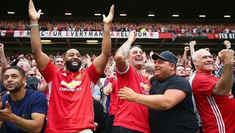 WEST HAM: United-fansen ser United vinne 4-0 i ligaåpningen. WEST HAM: United-fansen ser United vinne 4-0 i ligaåpningen.