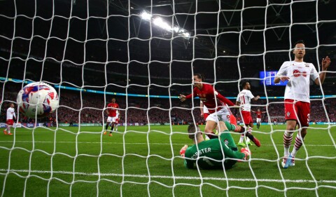 AVGJORDE LIGACUPFINALEN: Zlatan Ibrahimovic scorer 3-2-målet som avgjorde ligacupfinalen mot Southampton sist sesong. Nå venter Champions League-spill for svensken dersom United går videre fra gruppespillet.