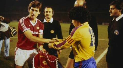 TO LEGENDER: Bryan Robson tar imot Maradona på Theatre of Dreams.