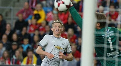 I Oslo gjorde han dette, men får han prøve seg mot Burton på Onsdag? Scott McTominay i aksjon mot Vålerenga. I Oslo gjorde han dette, men får han prøve seg mot Burton på Onsdag? Scott McTominay i aksjon mot Vålerenga.
