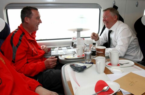 DE SISTE FORBEREDELSENE: Rene Meulensteen og Sir Alex Ferguson på toget til London før Champions League-finalen mot Barcelona i 2011.
