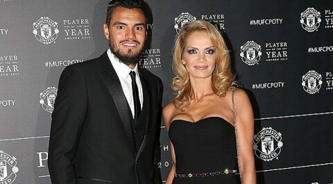 PRISUTDELING: Sergio Romero og kona på prisutdeling på Old Trafford.