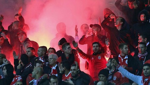 IMPONERTE: Benfica-fansen sang nesten uavbrutt for sine menn på Old Trafford tirsdag – og enda mer da de skjønte at det ble tap.