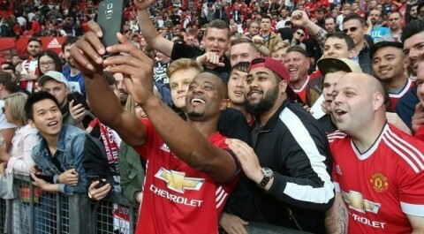 PATRICE EVRA tar «selfie» sammen med United-fans på Old Trafford.