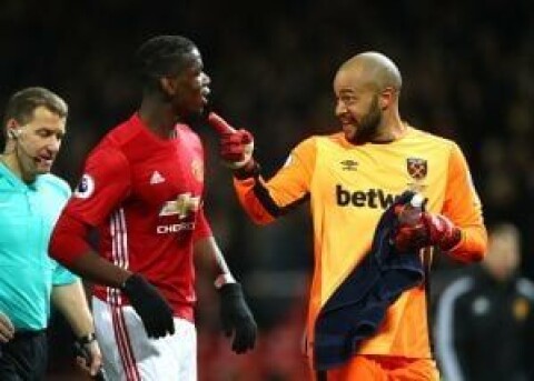FRUSTRERENDE KVELD: Paul Pogba fikk gult kort for filming og dermed suspensjon, som en slags rosin i pølsa etter kveldens uavgjortresultat. gettyimages-626115792