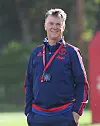 SKØYER: Louis van Gaal kan fremstå streng, men viser til stadighet at han har humor og et smil på lur.