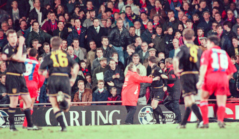 Se Old Traffords jubel da Eric Cantona kom inn