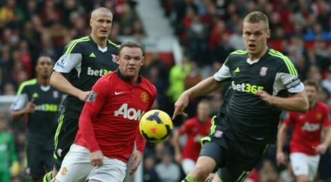 Wayne Rooney i duell med Stoke-stopperne