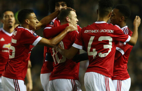 GLAD GJENG: Smalling, Lingard, Fellaini, Rooney, Borthwick-Jackson og Martial. DERBY, ENGLAND - JANUARY 29: Wayne Rooney of Manchester United (10) celebrates with team mates as he scores ther first goal during the Emirates FA Cup fourth round match between Derby County and Manchester United at iPro Stadium on January 29, 2016 in Derby, England. (Photo by Matthew Lewis/Getty Images)