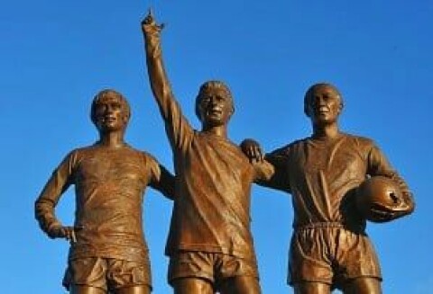 FOREVIGET: Statuen av George Best, Denis Law og Sir Bobby Charlton er meget populær.