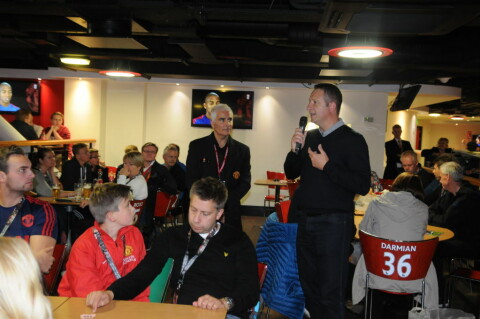 CUPFINALEHELT: Lee Martin snakker med supportere som har reist med Supporterklubben. Lee Martin