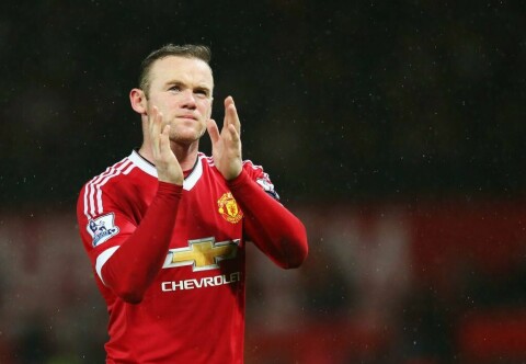 MANCHESTER, ENGLAND - JANUARY 02: Wayne Rooney of Manchester United applauds the supporters after the Barclays Premier League match between Manchester United and Swansea City at Old Trafford on January 2, 2016 in Manchester, England. (Photo by Alex Livesey/Getty Images)