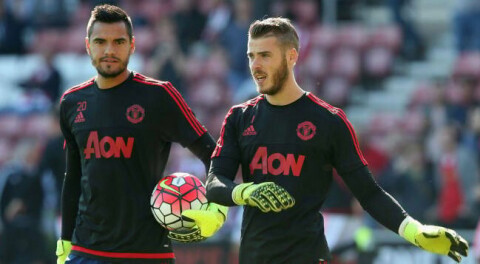 SOUTHAMPTON, ENGLAND - SEPTEMBER 20: Sergio Romero and David de Gea of Manchester United warm up ahead of the Barclays Premier League match between Southampton and Manchester United on September 20, 2015 in Southampton, United Kingdom. (Photo by Matthew Peters/Man Utd via Getty Images)