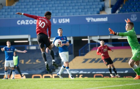 IKKE NÆR: Men Marcus Rashford får assisten på Bruno Fernandes sin andre scoring.