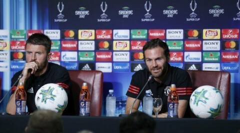 Carrick og Mata på mandagens pressekonferanse. Betyr det at de starter mot Real Madrid?