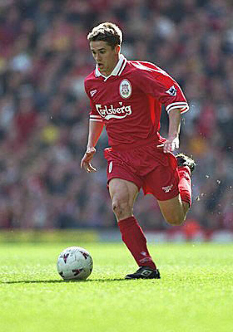 Michael Owen of Liverpool rus with the ball