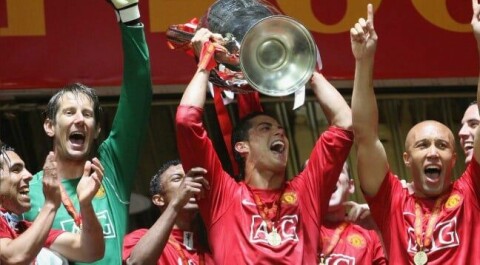 EVENTYRLIG SESONG: Cristiano Ronaldo løfter Champions League-trofeet i mai 2008.