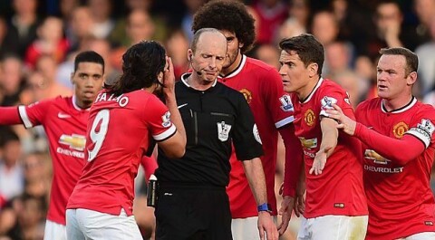 Mike Dean: Ikke redd for å ta kontroversielle avgjørelser. Mike Dean: Ikke redd for å ta kontroversielle avgjørelser.