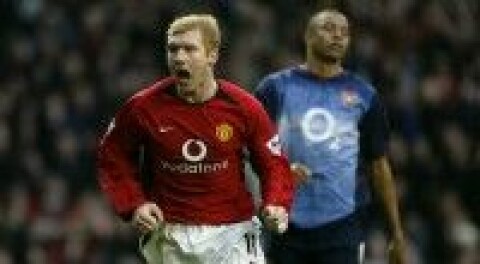 Paul Scholes of Manchester United scores the 2nd goal