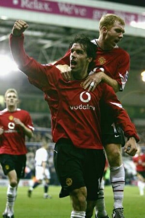 FEIRER: Ruud van Nistelrooy – med Paul Scholes på ryggen – feirer scoring mot West Bromwich november 2004.