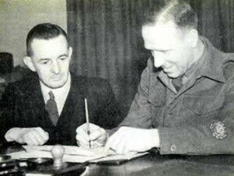 15. februar 1945: Matt Busby (t.h.) underskriver kontrakten i påsyn av klubbsekretær Walter Crickmer