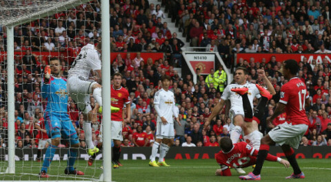 IKKE NOK: Denne praktfulle Rooney-scoringen holdt ikke til poeng.