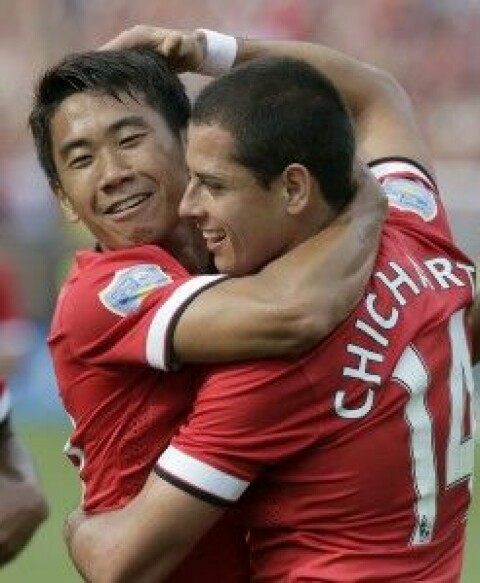 NÅ ER DE BORTE: Shinji Kawaga (t.v) og Javier Hernandez jublet sammen på Uniteds sommerturnè i USA. Neste seong er ingen av dem å finne i United-drakten.